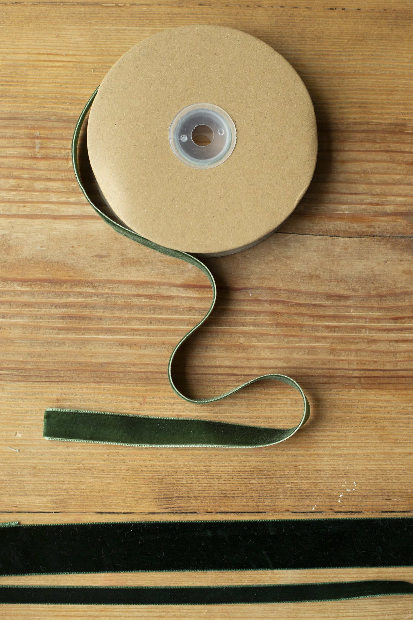 Bársony szalag 1,5cm x 9m - sötétzöld - Image 4